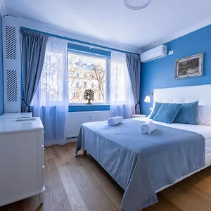 rezervați aici